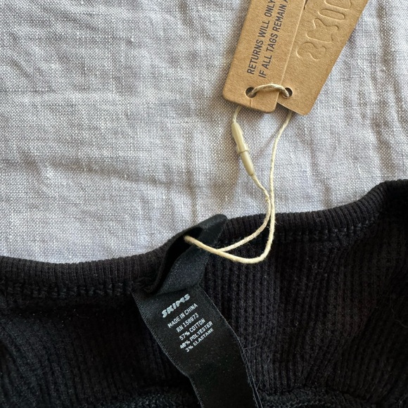 SKIMS Brushed Waffle Scoop Bralette - Onyx - Picture 3 of 5